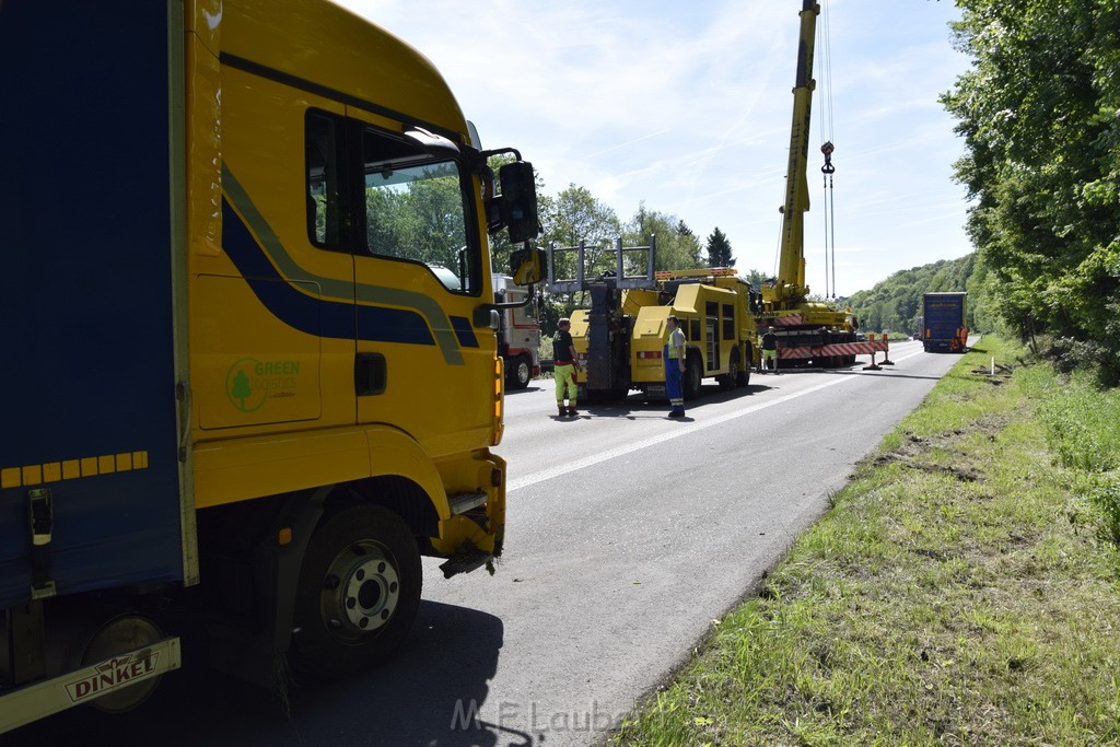 LKW in Boeschung A 3 Rich Frankfurt Hoehe Roesrath Lohmar P231.JPG - Miklos Laubert